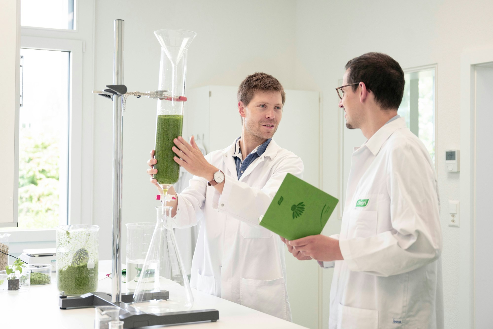 Gemeinsam natürliche Gesundheit gestalten Mitarbeitende von A.Vogel arbeiten in der Produktentwicklung und untersuchen pflanzliche Rohstoffe für natürliche Gesundheitsprodukte.