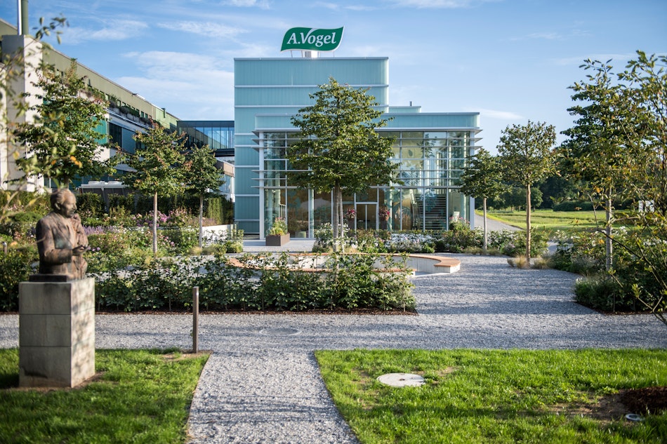 Hauptgebäude von A.Vogel in Roggwil TG mit naturnah gestalteter Umgebung, Heilpflanzengärten und Unternehmensstandort in der Schweiz.