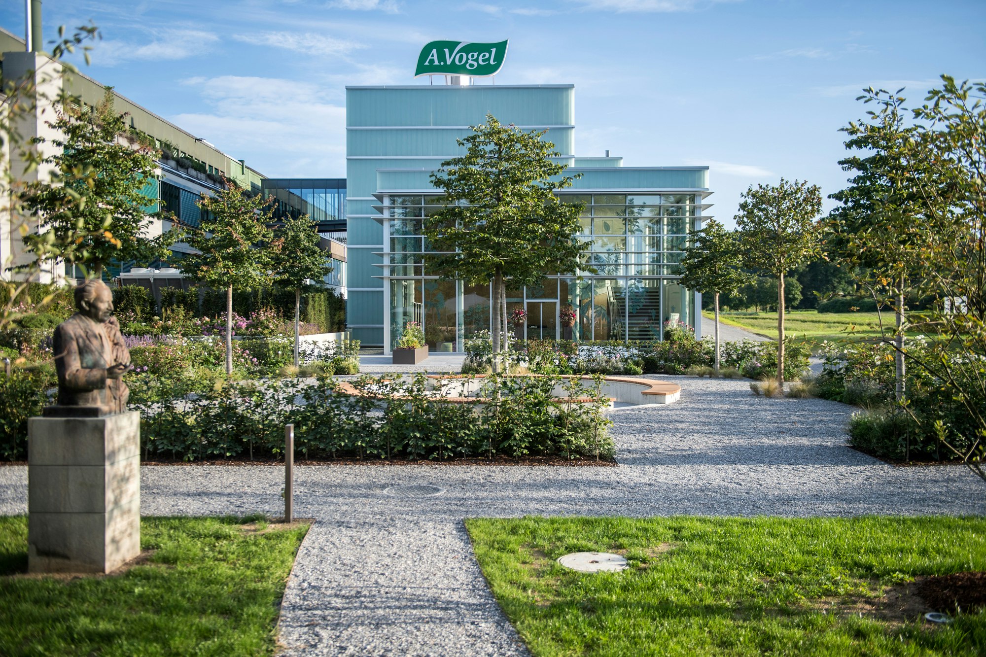 Hauptgebäude von A.Vogel in Roggwil TG mit naturnah gestalteter Umgebung, Heilpflanzengärten und Unternehmensstandort in der Schweiz.