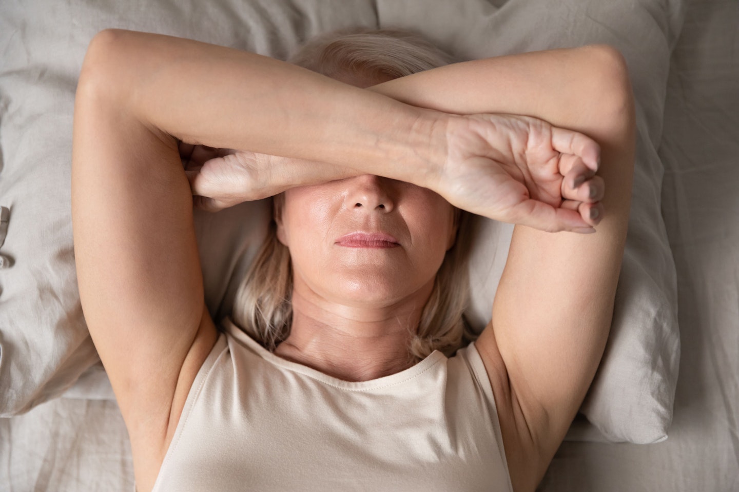 Frau schlaflos im Bett