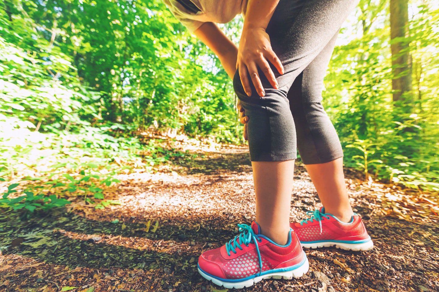 Arthrose Frau mit Schmerzen im Knie