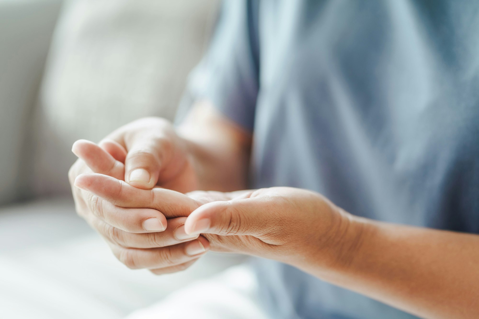 Arthrose Frau prüft ihre schmerzenden Finger