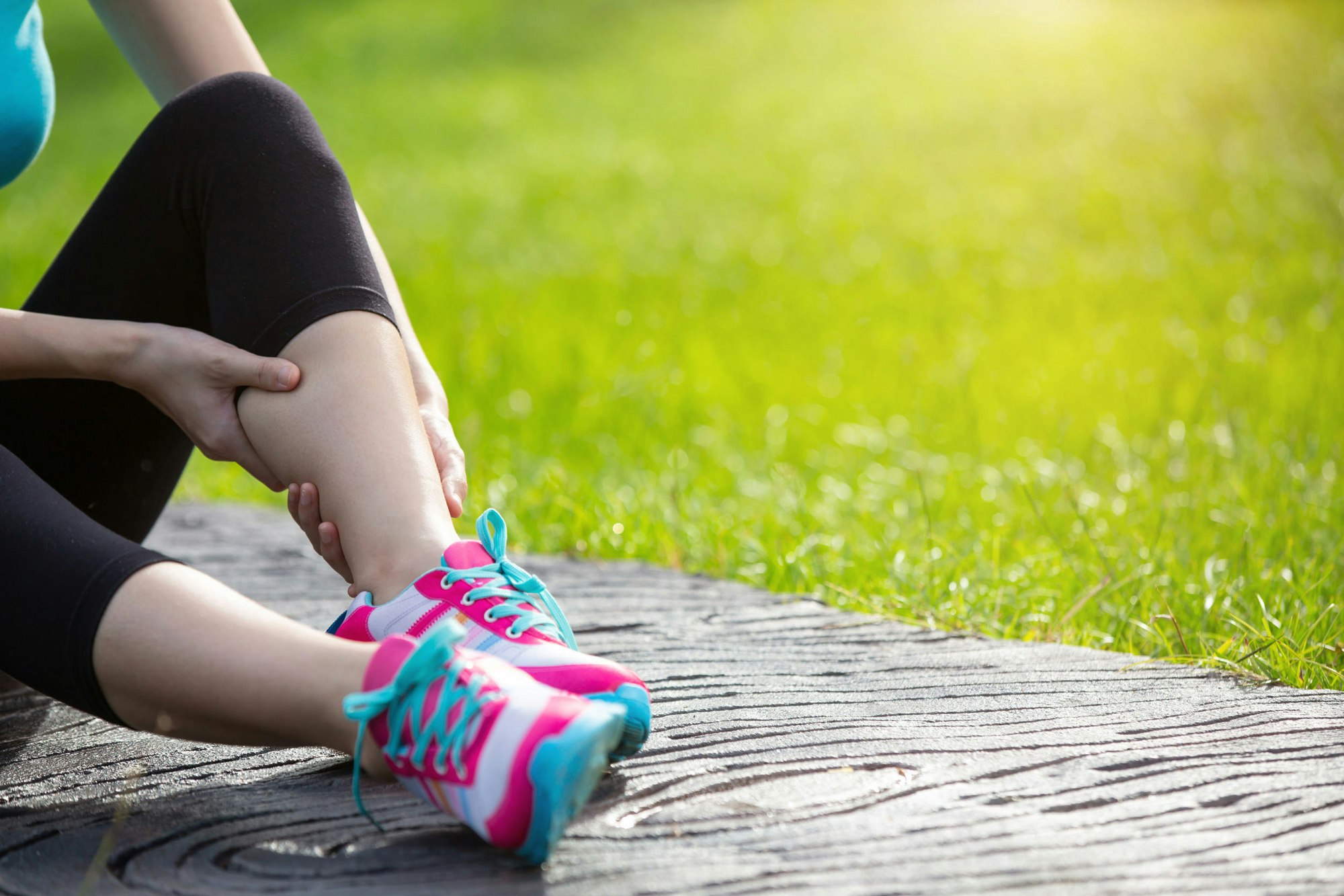 Muskelschmerz Joggerin mit Muskelschmerz