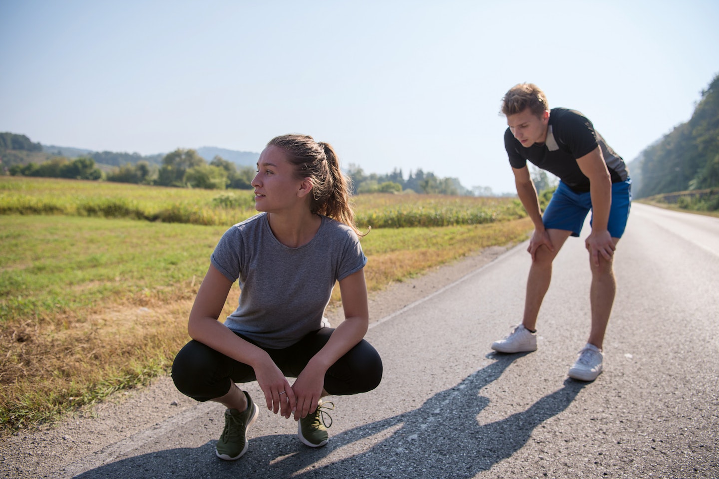 Muskelkater Paar beim Joggen mit erschöpftem Mann