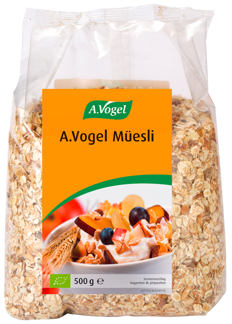 Produktaufnahme von "A.Vogel Müesli". Bio-Vollwertmüesli mit gerösteten Reisflocken, Rosinen und Apfelstücken. Ohne Kristallzucker, natürlich gesüsst – liefert Energie für die Leistungen des Tages.