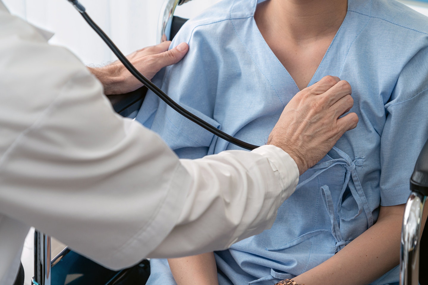 Ärztin hört Herztöne bei einer Patientin