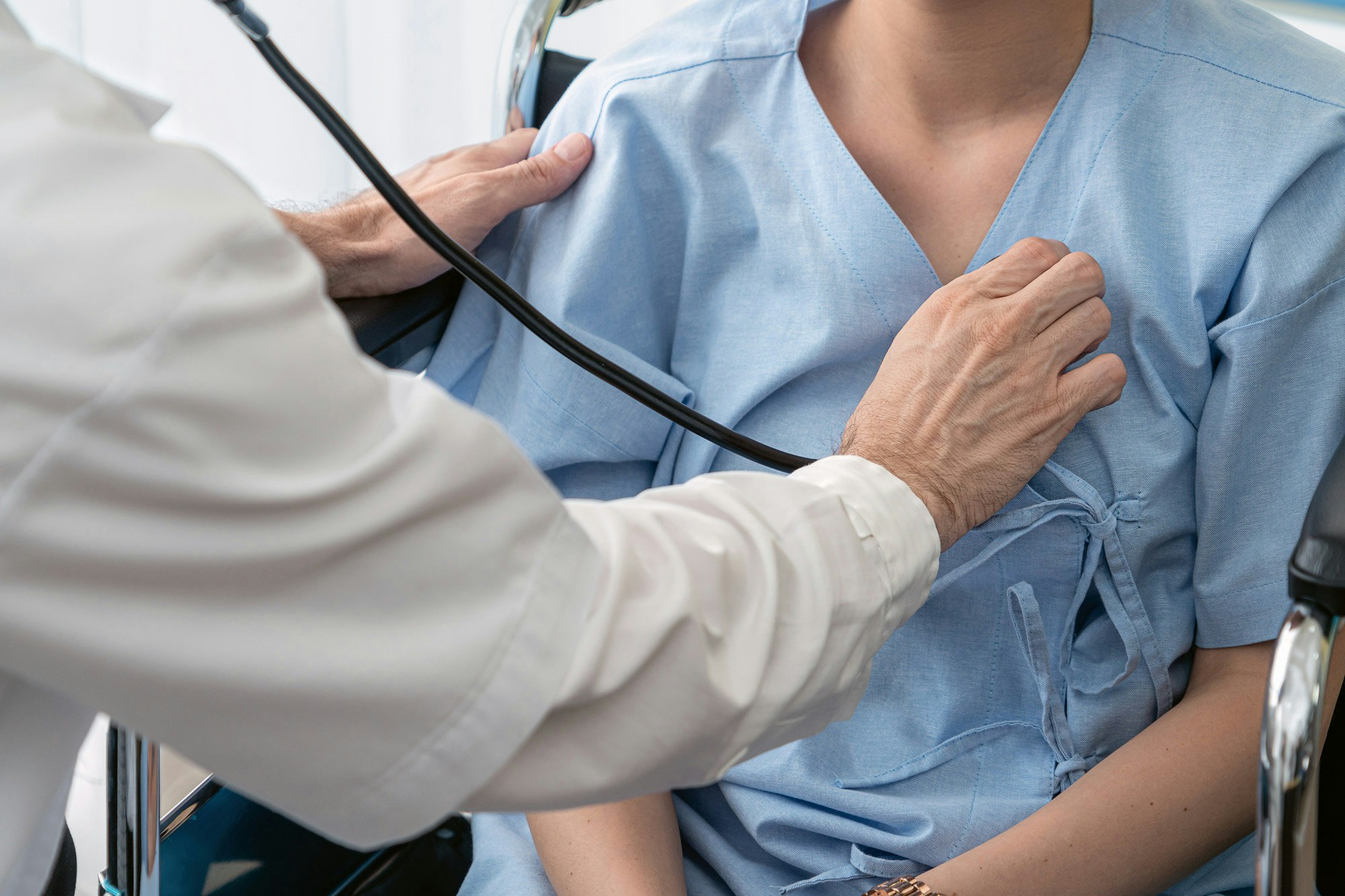 Herzgesundheit Frau lässt Herztöne messen