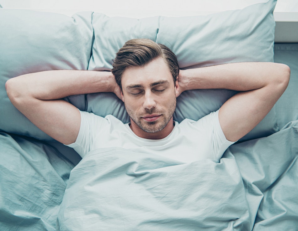 Schlaf Mann entspannt im Bett
