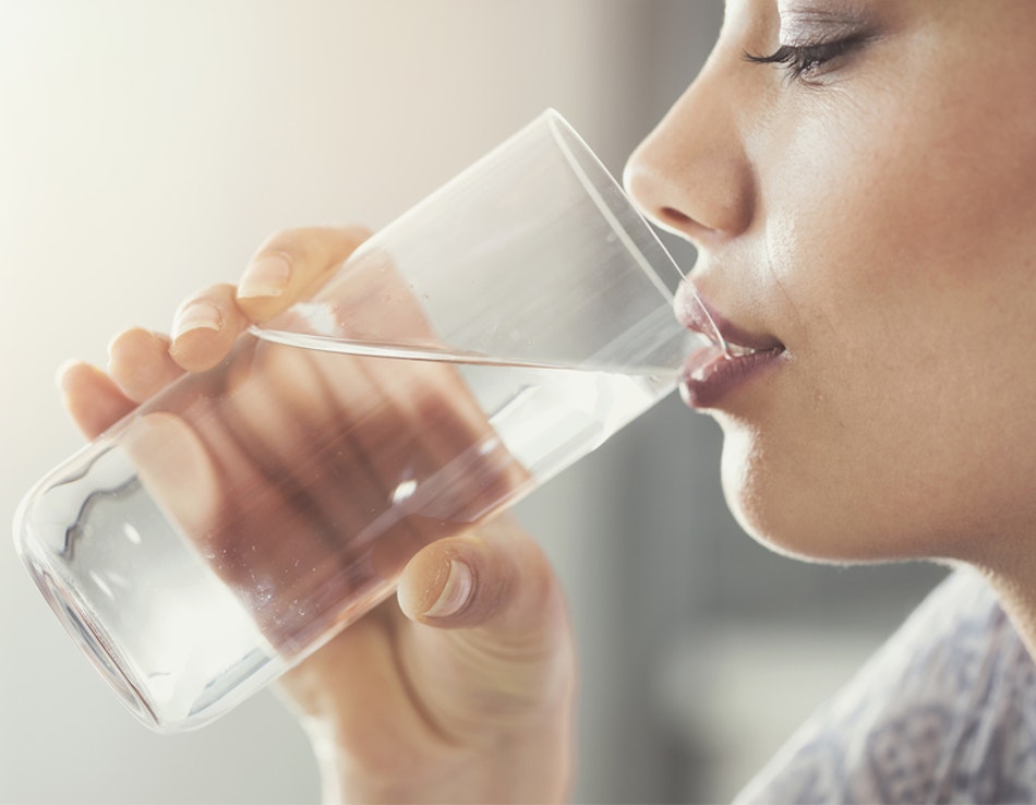 Trinken Frau trinkt Wasser