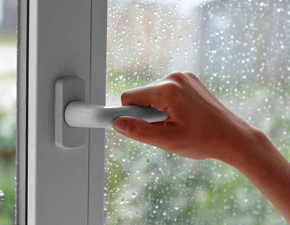 Lüften Frau öffnet ein Fenster