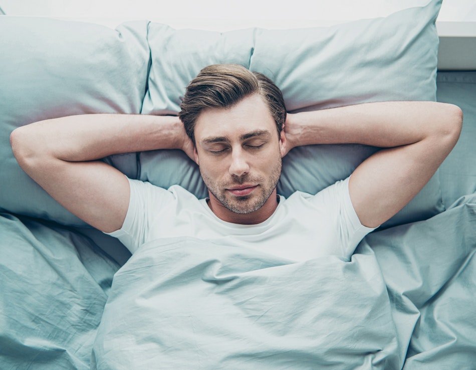 Schlaf Mann entspannt im Bett