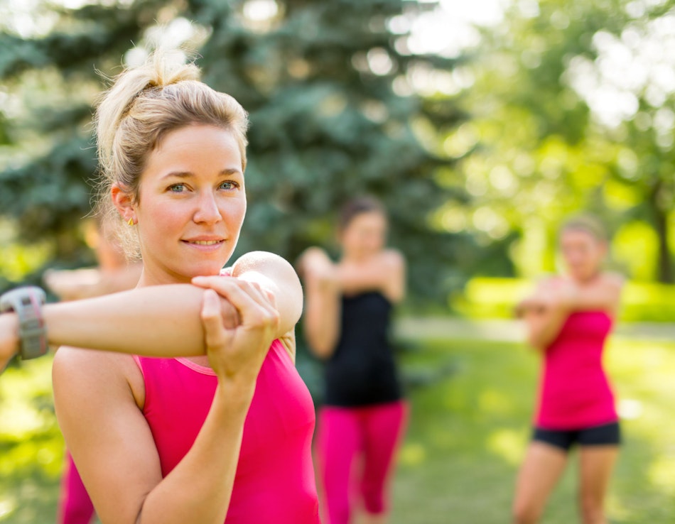 Bewegung Frau macht Fitnessübungen in der Natur