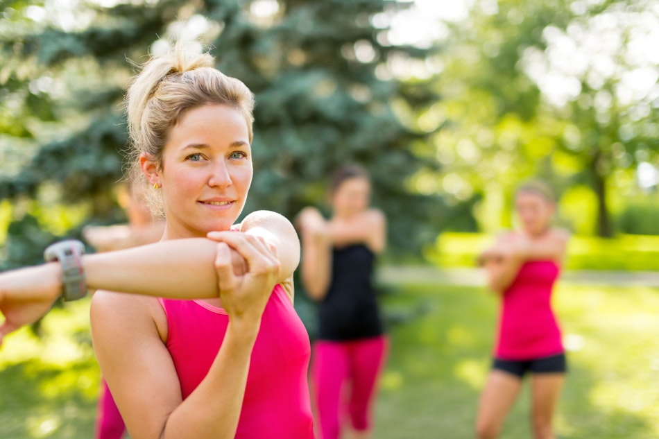 Frau macht Fitnessübungen in der Natur