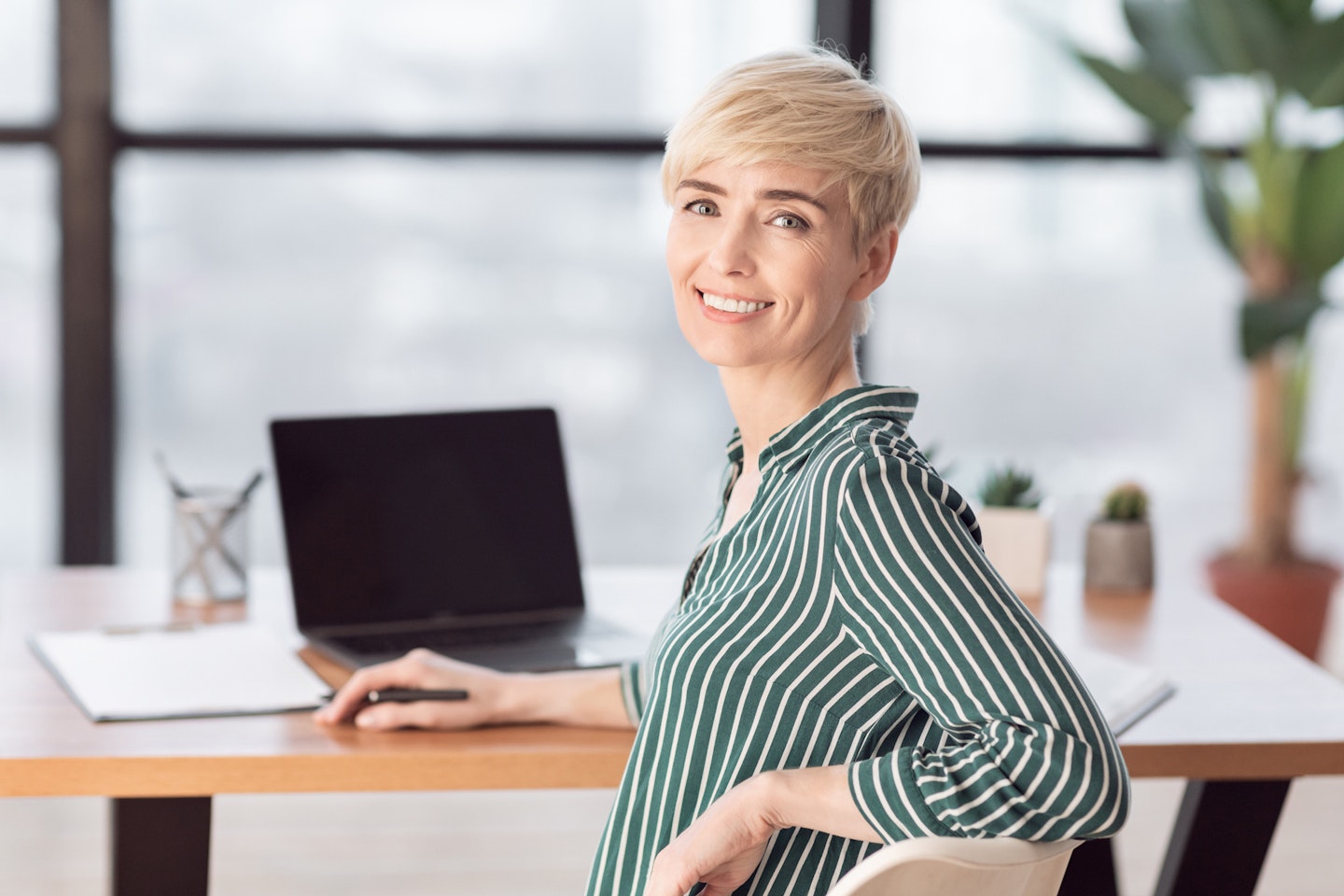 Frau am Bildschirm