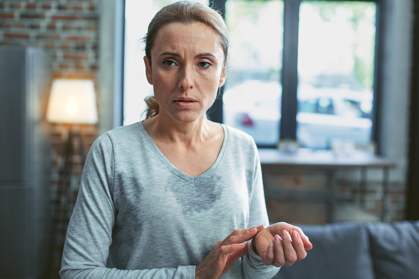 Herzgesundheit Frau fühlt ihren Puls