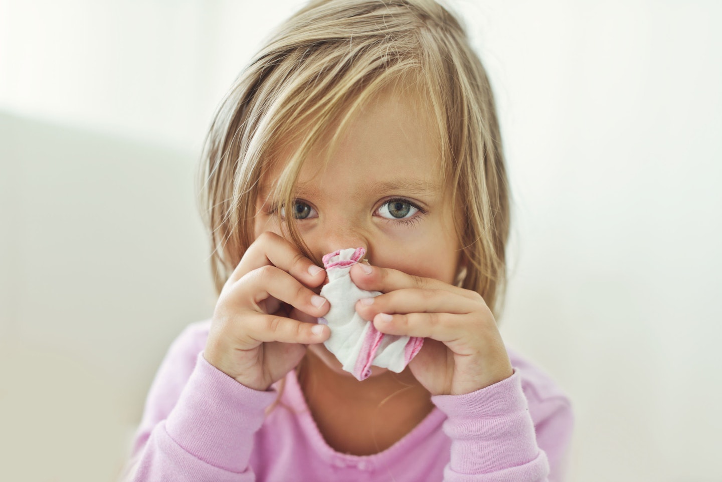 Nasennebenhöhlenentzündung bei Kindern erkältetes Kind schnäuzt sich