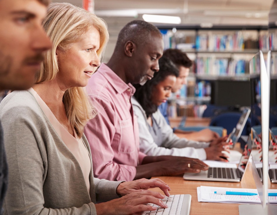 Geistige Aktivitäten verschiedene Menschen in einer Bibliothek am Rechner oder Laptop