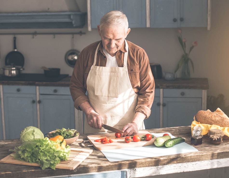 Gesunde Ernährung für die Prostata Mann in der Küche mit frischem Gemüse