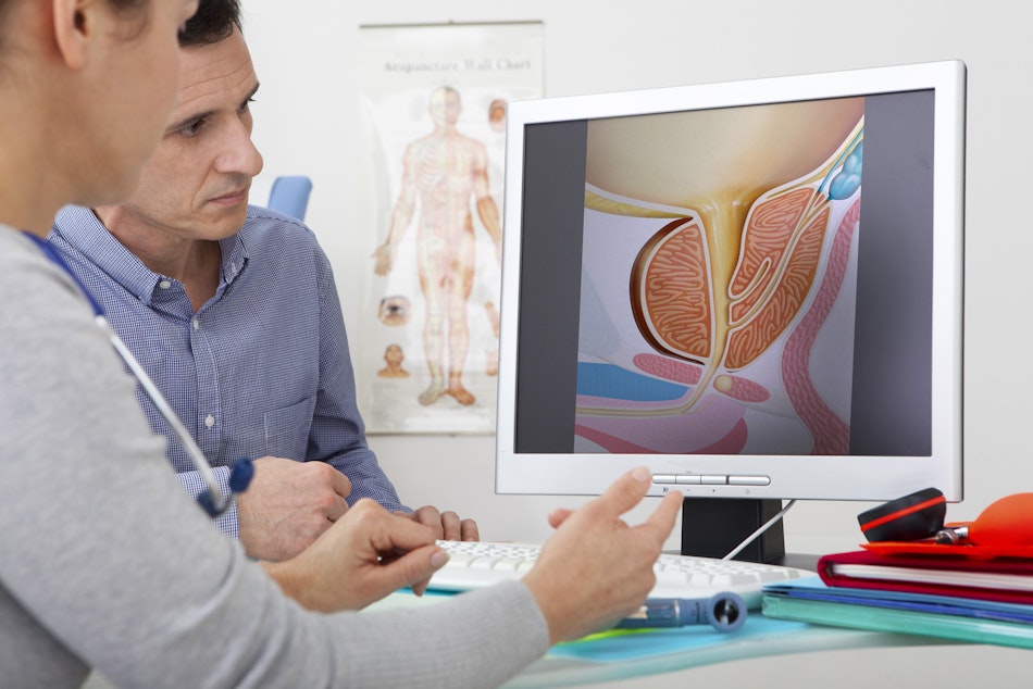 Mann bei der Vorsorgeuntersuchung zur Prostata
