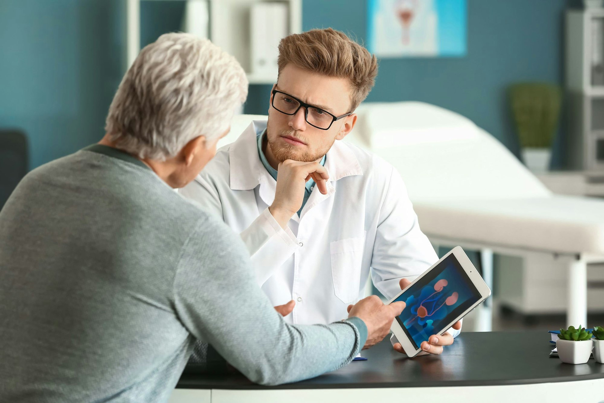 Mann im Gespräch mit einem Urologen zum Thema Prostata und Blase