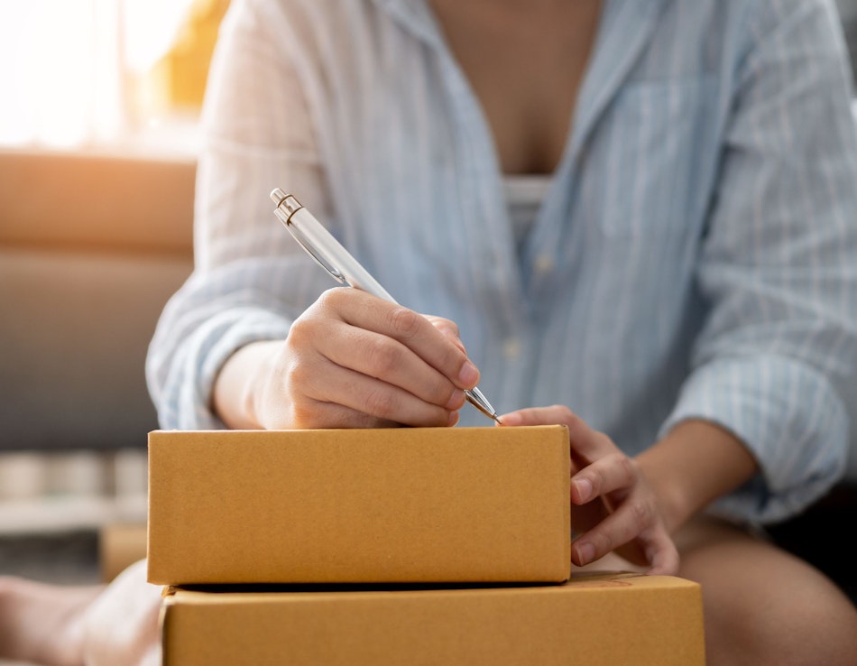 Kleine Schritte Frau packt kleine Kisten