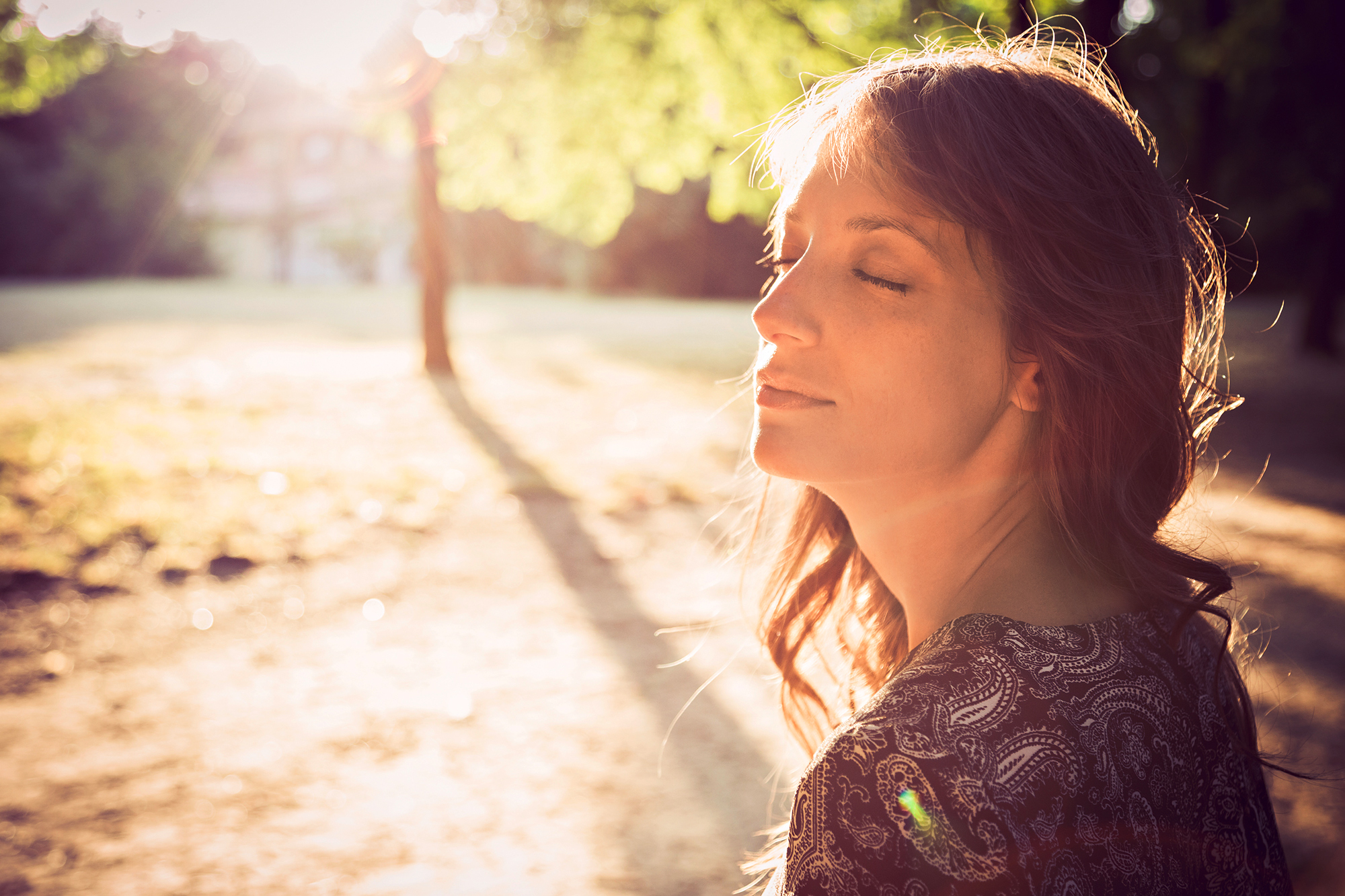 Frau entspannt in der Sonne