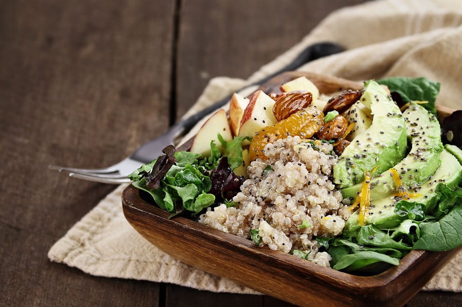 Schüssel mit Quinoa und viel Gemüse
