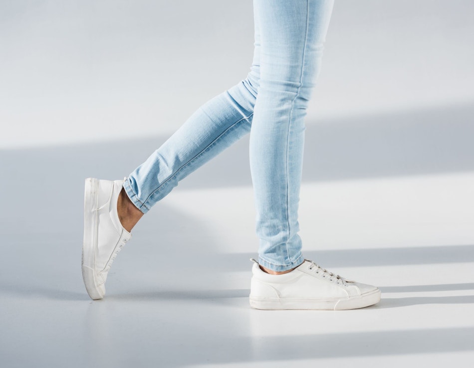 Bequeme Schuhe tragen Frau mit weissen Schuhen