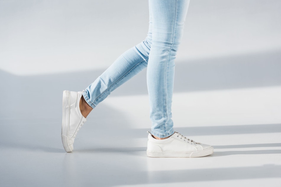 Frau mit weissen Schuhen