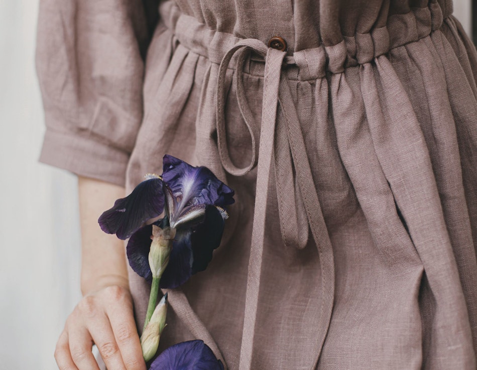 Leichte Kleidung Frau mit Leinen-Kleid