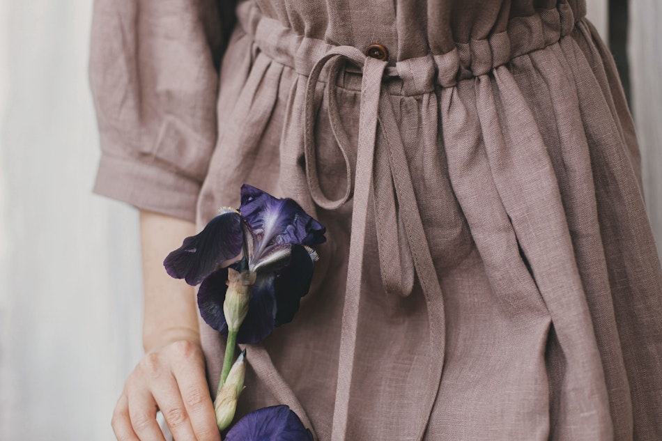 Frau mit Leinen-Kleid
