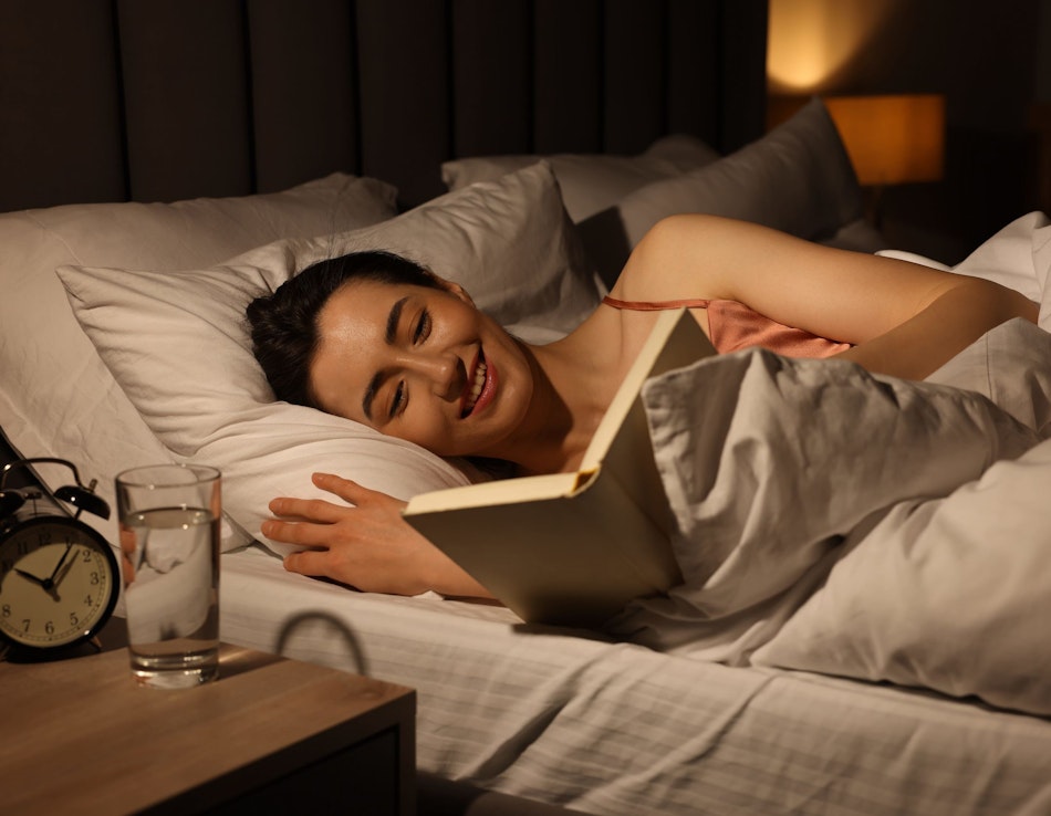 Abendritual Frau liest abends im Bett