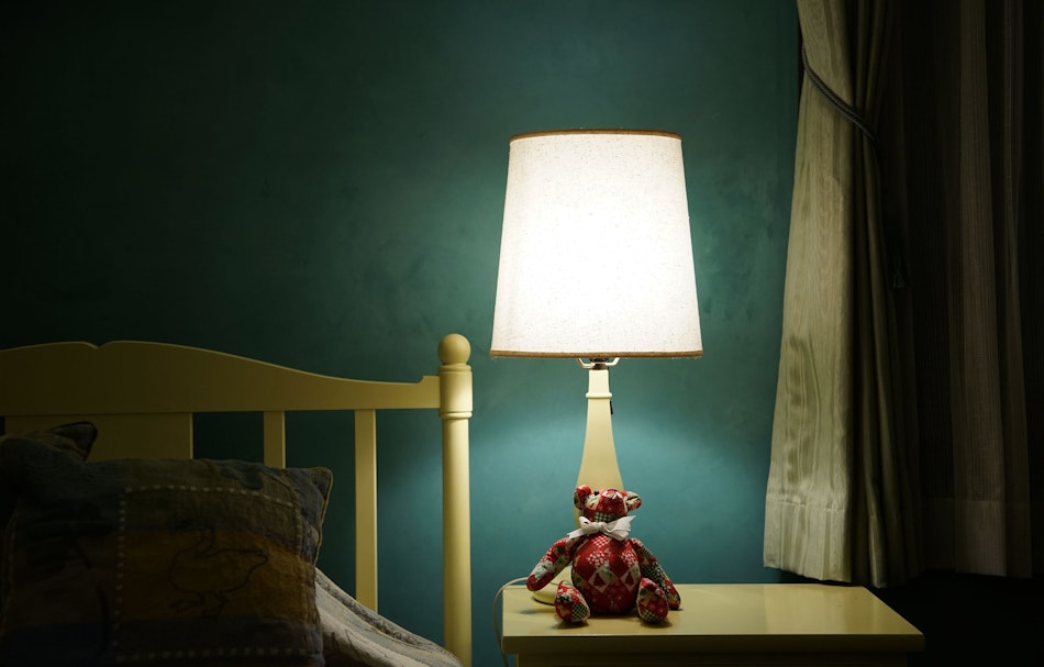 Nachttischlampe neben dem Bett