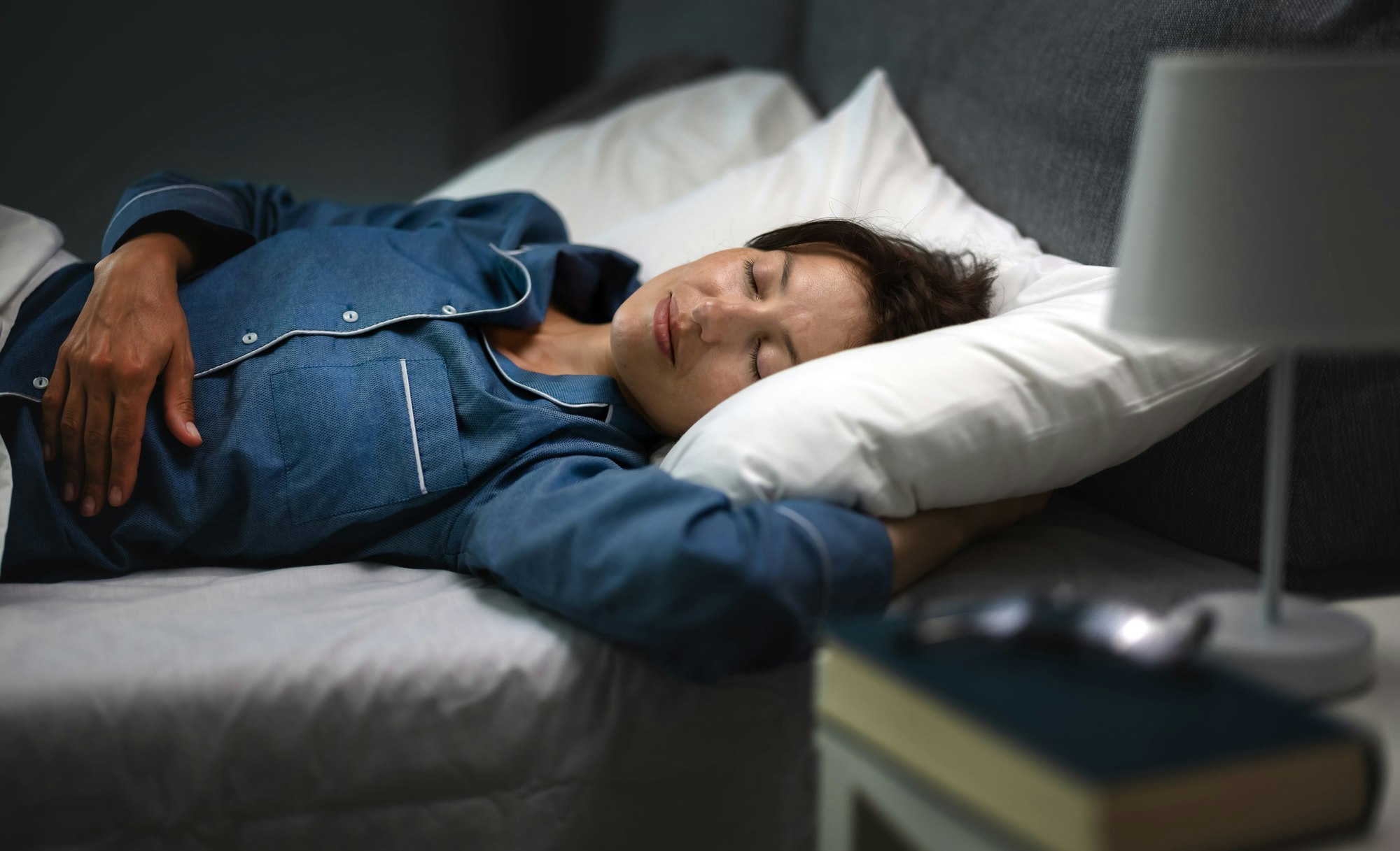 Frau schläft entspannt im Bett