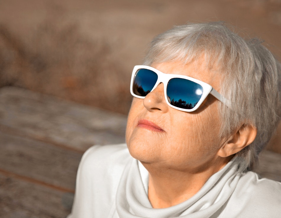 Tageslicht Frau nimmt Sonnenbad