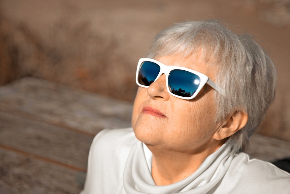 Frau nimmt Sonnenbad