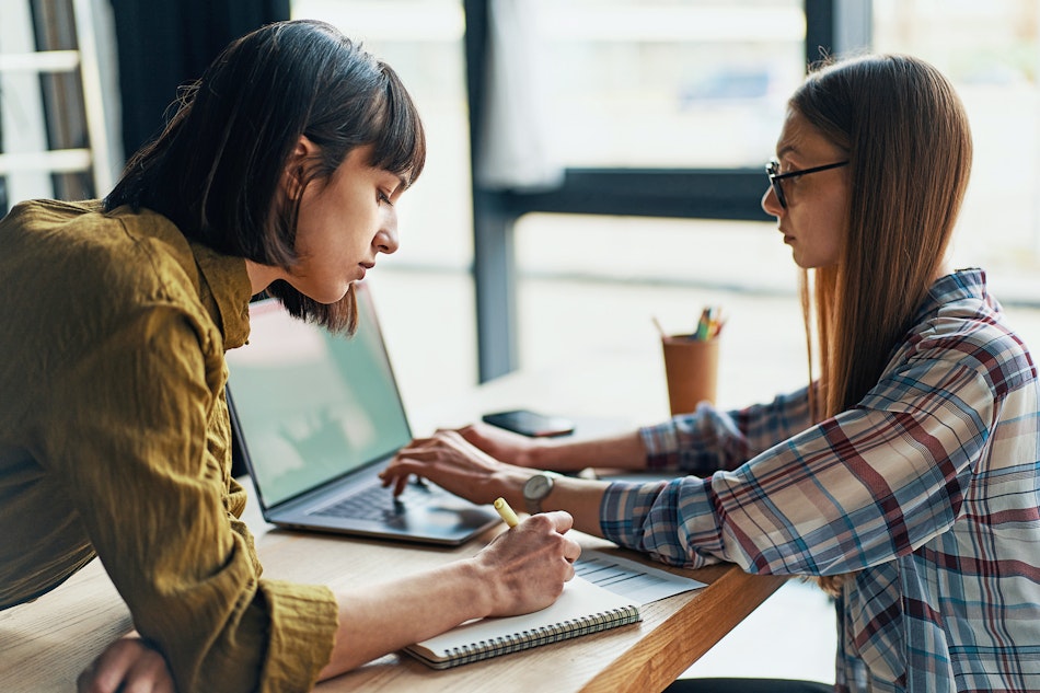Frauen im Büro planen ihre nächsten Aktivitäten