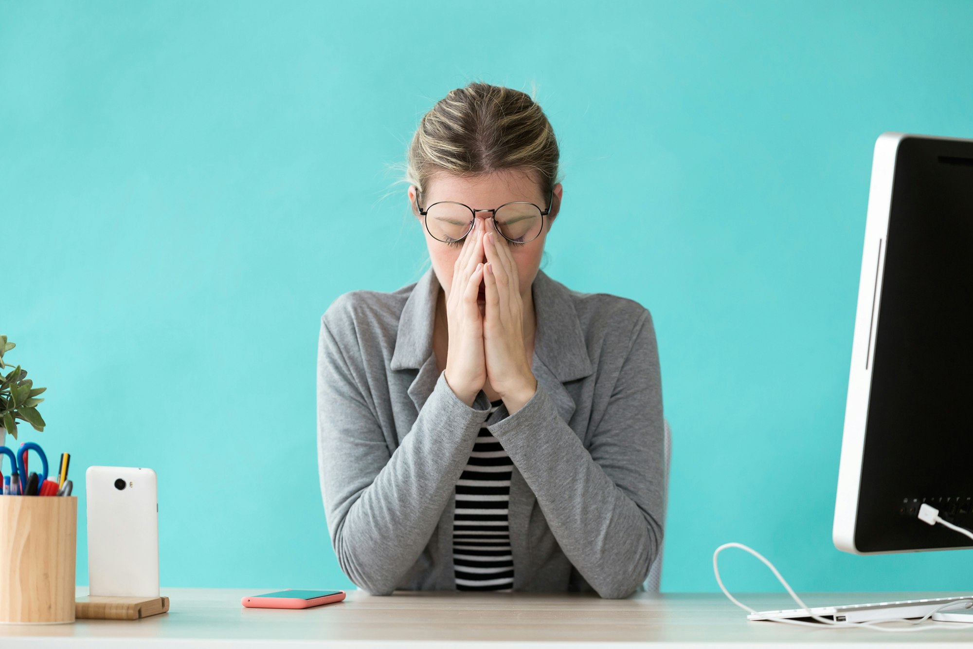 Stress-Symptome Gestresste Frau am Bildschirm
