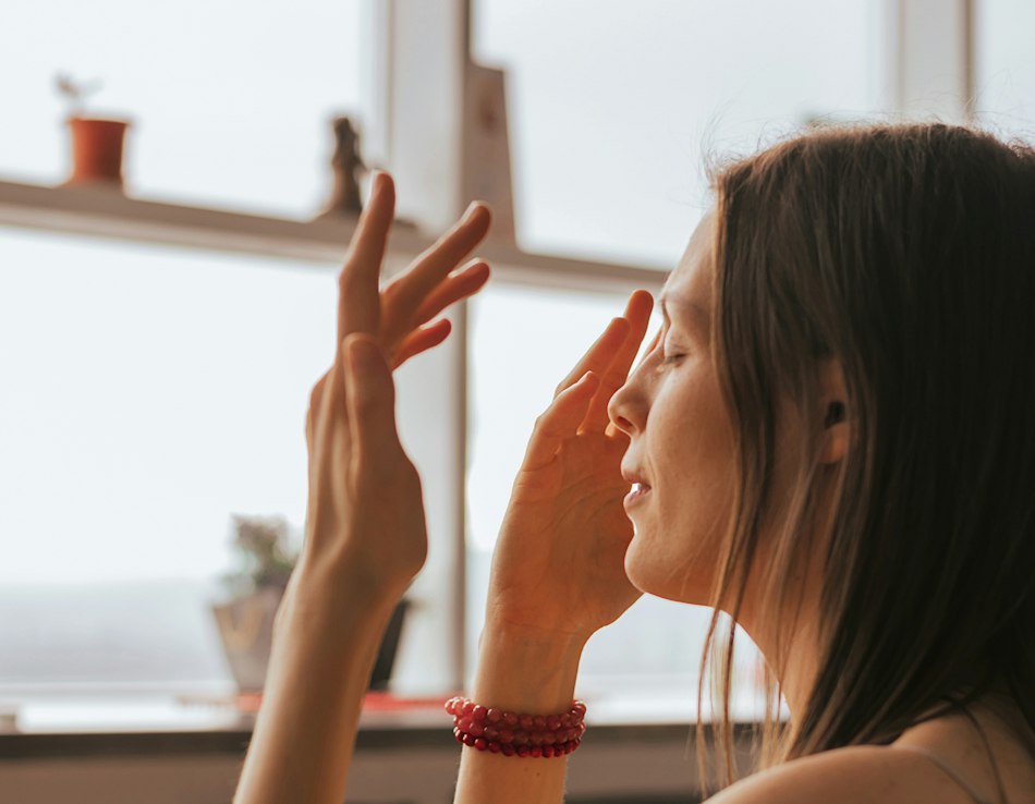 Trockene Augen durch Bildschirmarbeit Frau macht Augen-Übungen am Fenster