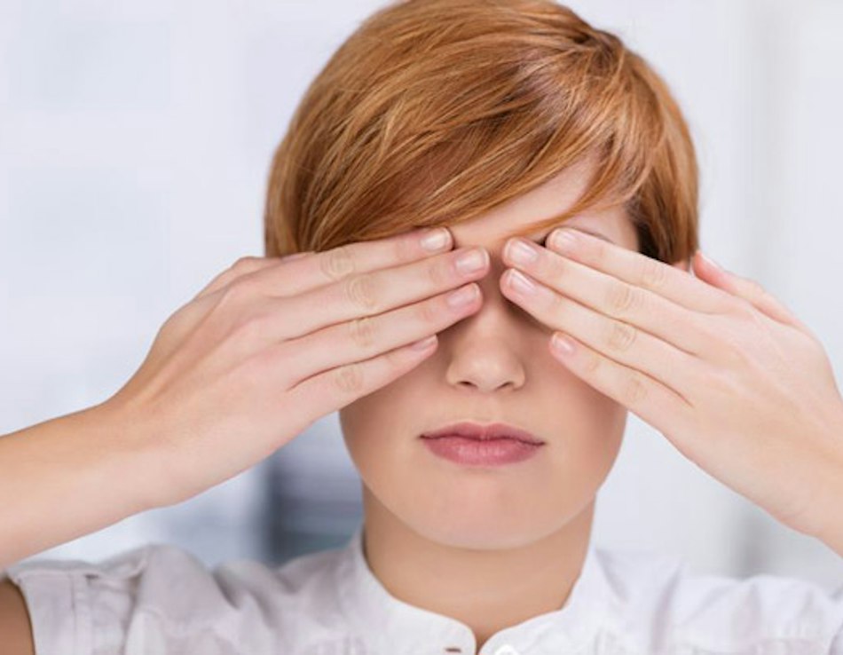 Palmieren: Hilfe für die Augen Frau palmiert ihre Aaugen