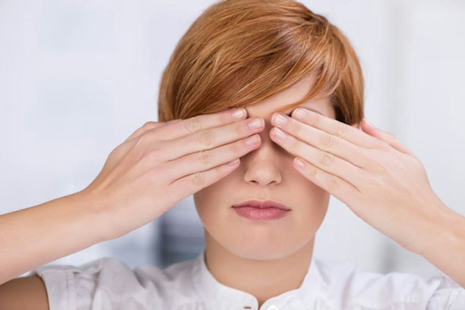 Frau palmiert ihre Aaugen
