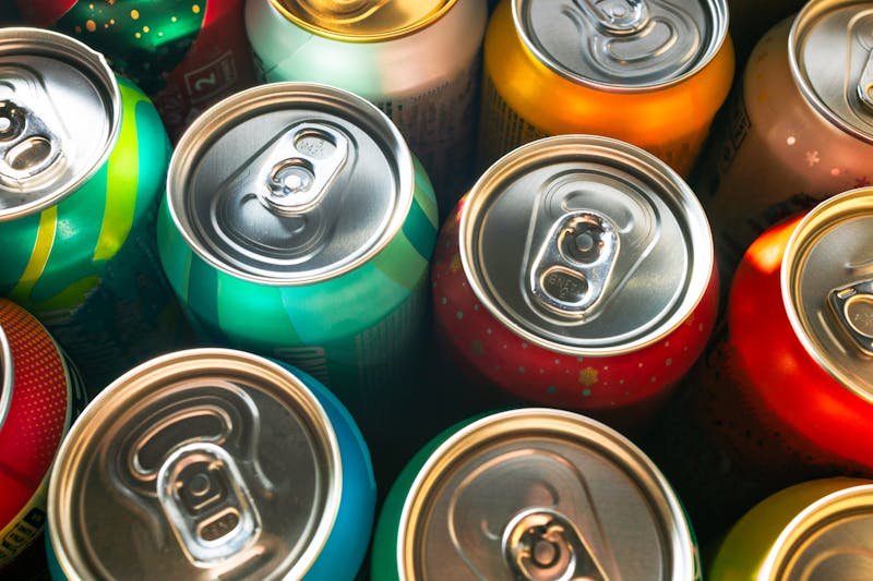 drinking cans with different colors to show different flavors