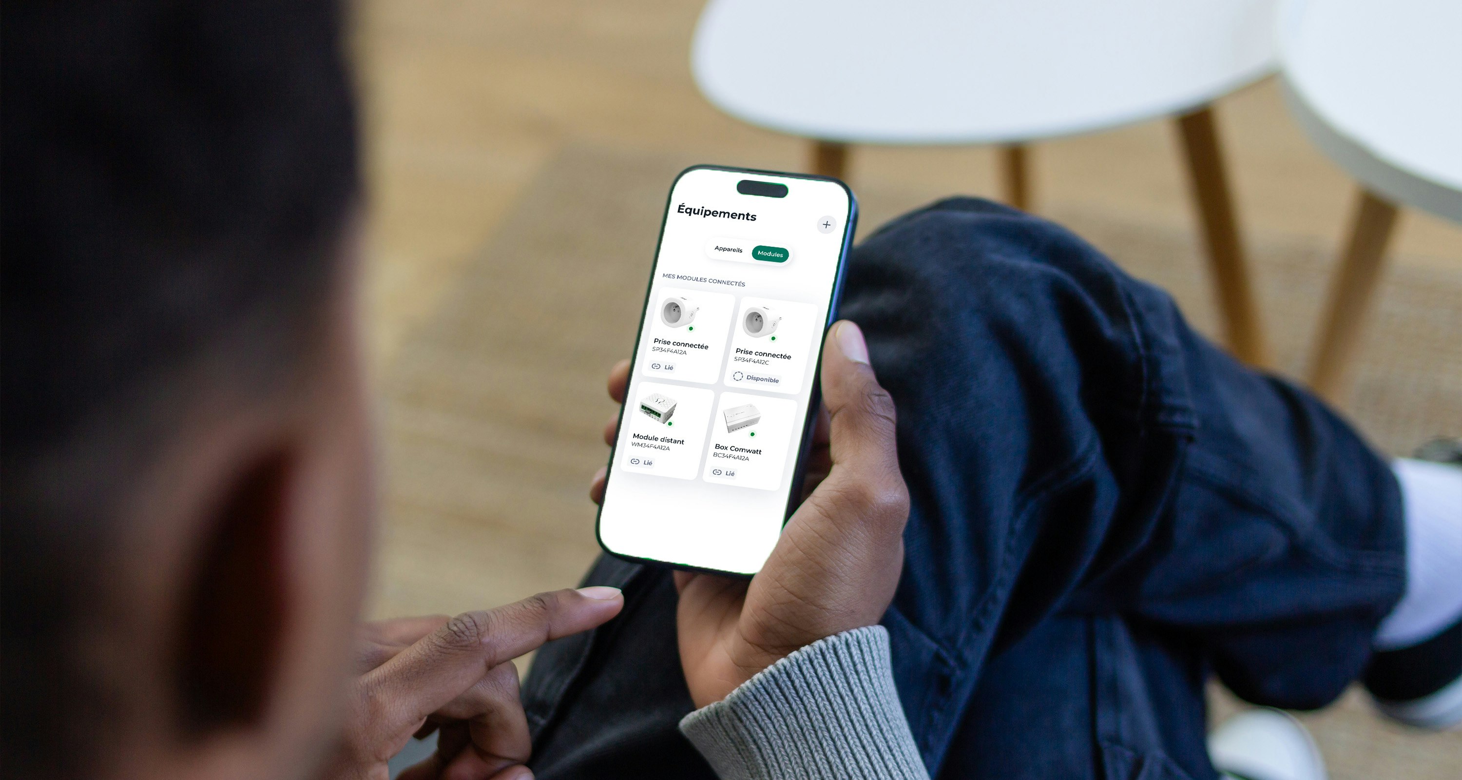 personne en train de regarder l'application Mon Énergie by CA de pilotage de la consommation