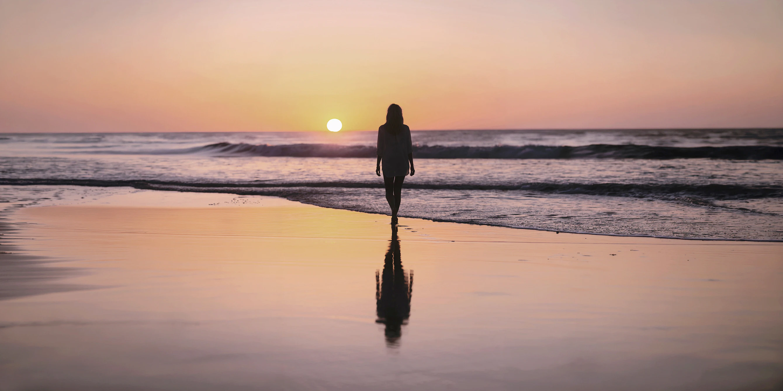 traveler,scenic,beautiful,dreamlike,barefoot,female,lonely,waves