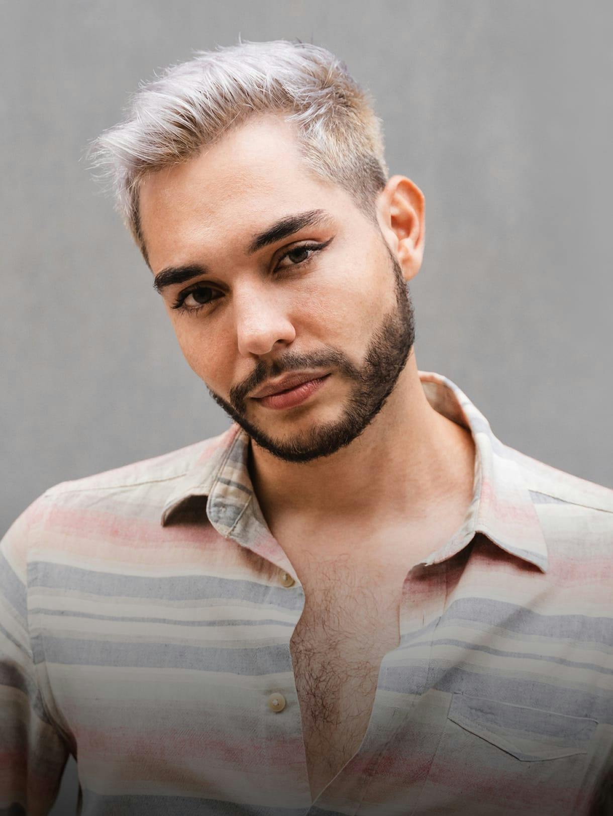 man wearing eyeliner
