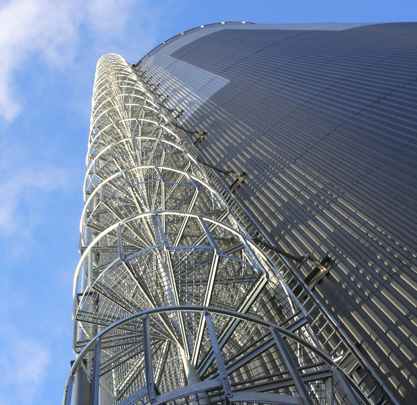 Spindeltreppe mit industriellem Geländer