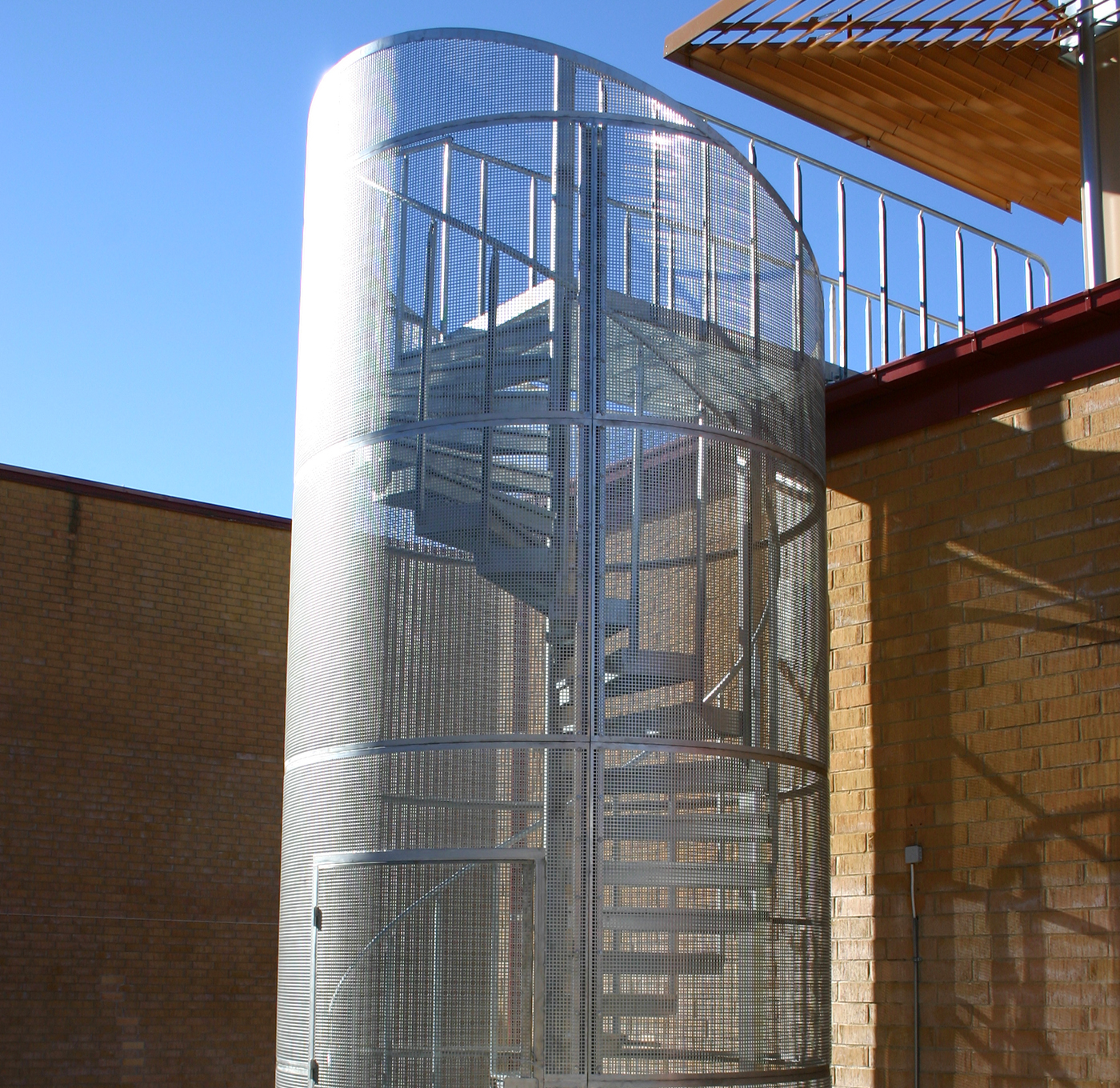 Feuerverzinkte Spindeltreppe mit bodenverbundenem Käfig