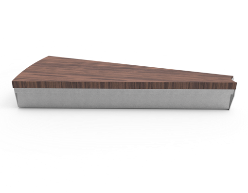 Freisteller einer Stufe mit einer Oberfläche aus Nussbaumholz