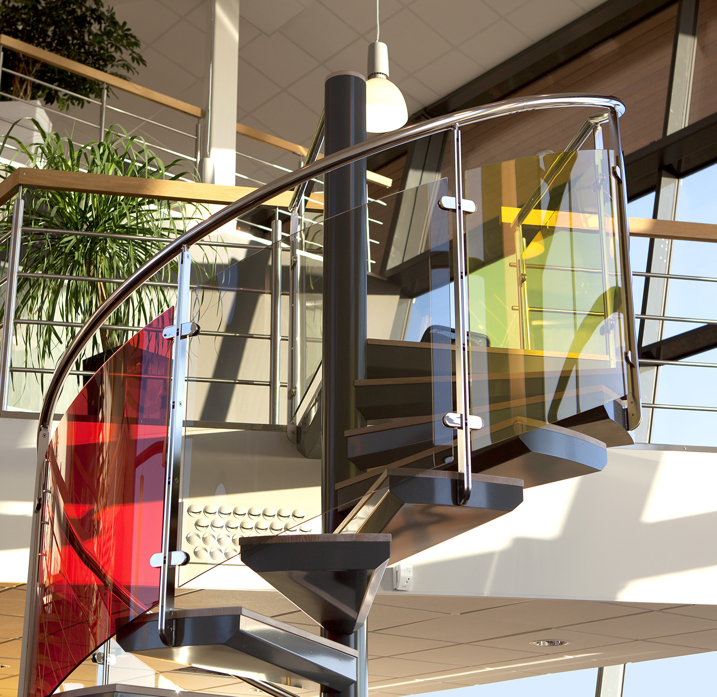 Bunte Variante eines Glasgeländers bei einer eleganten Treppe