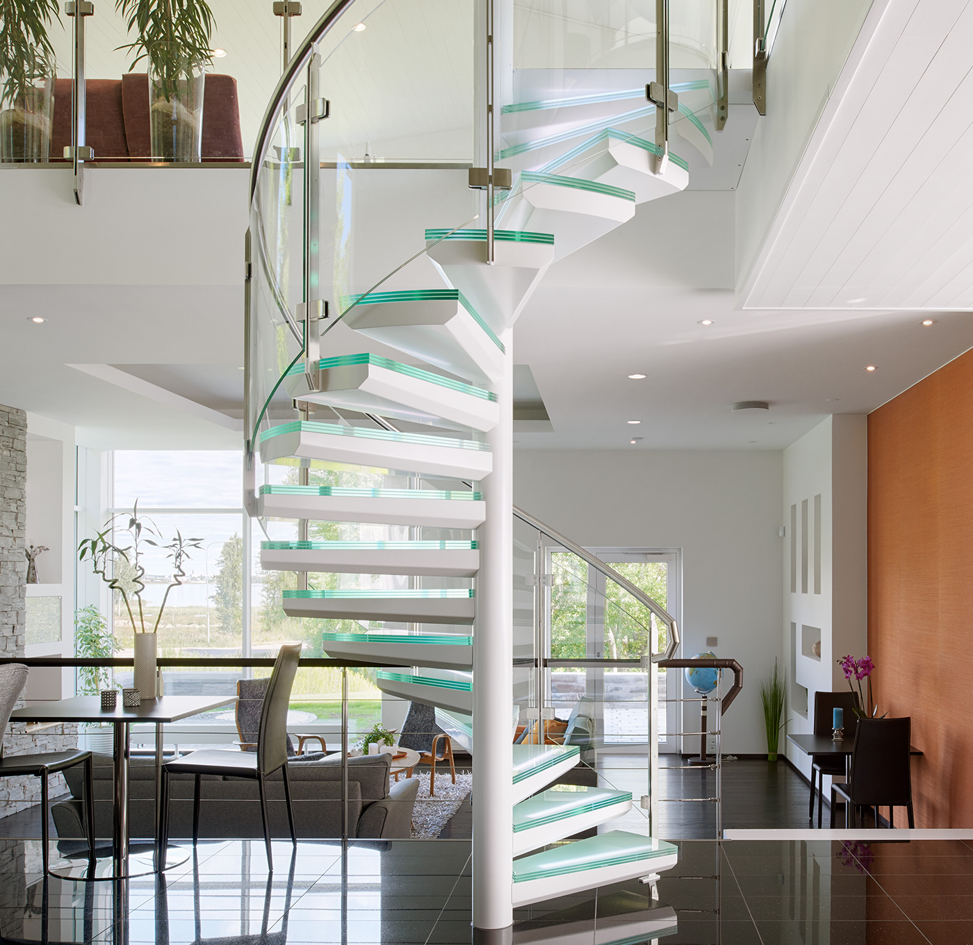 Exklusive Spindeltreppe aus Glas in einem Raum